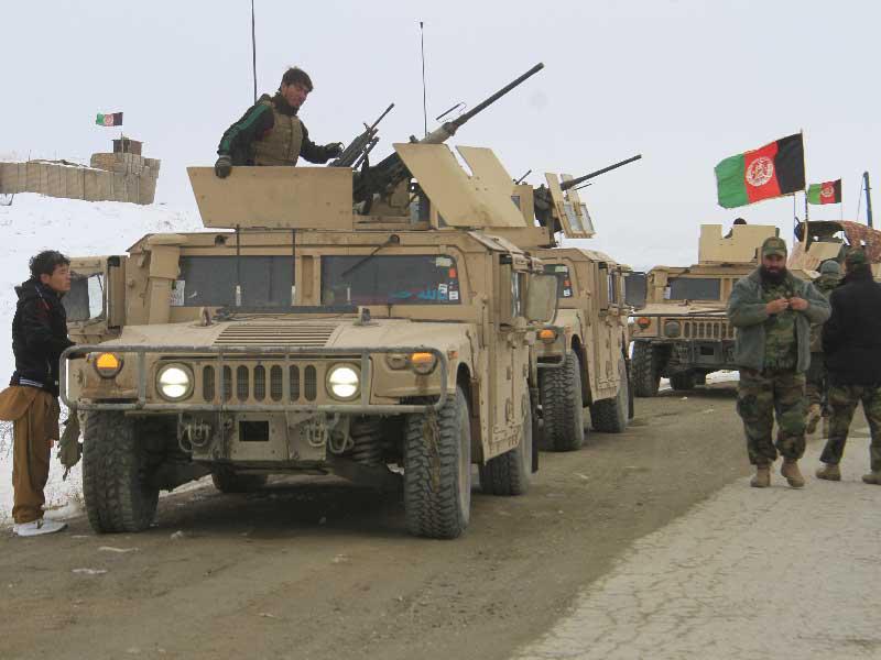 الجنود الأفغان يستعدون للوصول إلى مكان تحطم طائرة. 