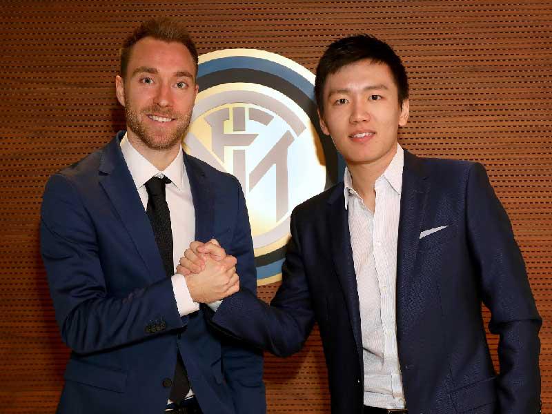  الدنماركي كريستيان إريكسن بعد توقيع العقد لصالح إنتر ميلان الإيطالي