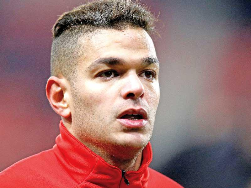 لاعب الوسط الدولي الفرنسي حاتم بن عرفة