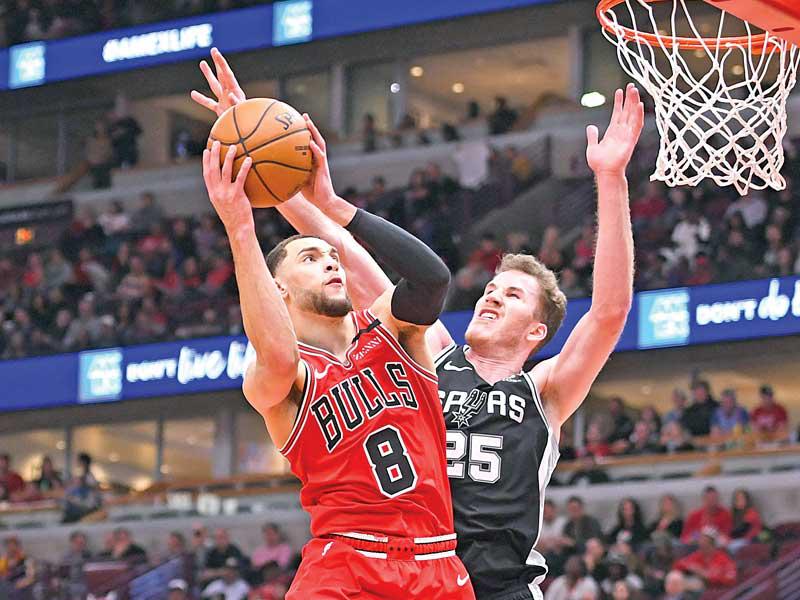  لافين لاعب شيكاغو يرتدي القميص رقم 8 تكريماً لبراينت