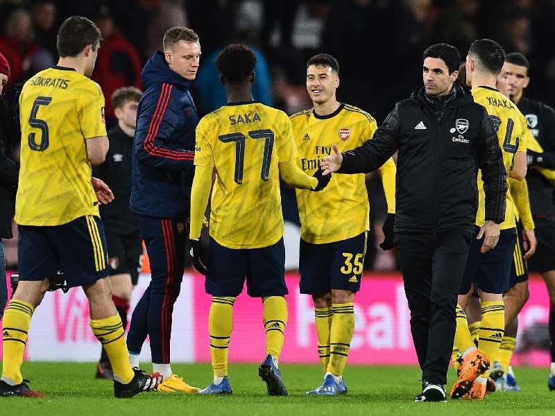 فرحة لاعبي أرسنال بعد نهاية المباراة