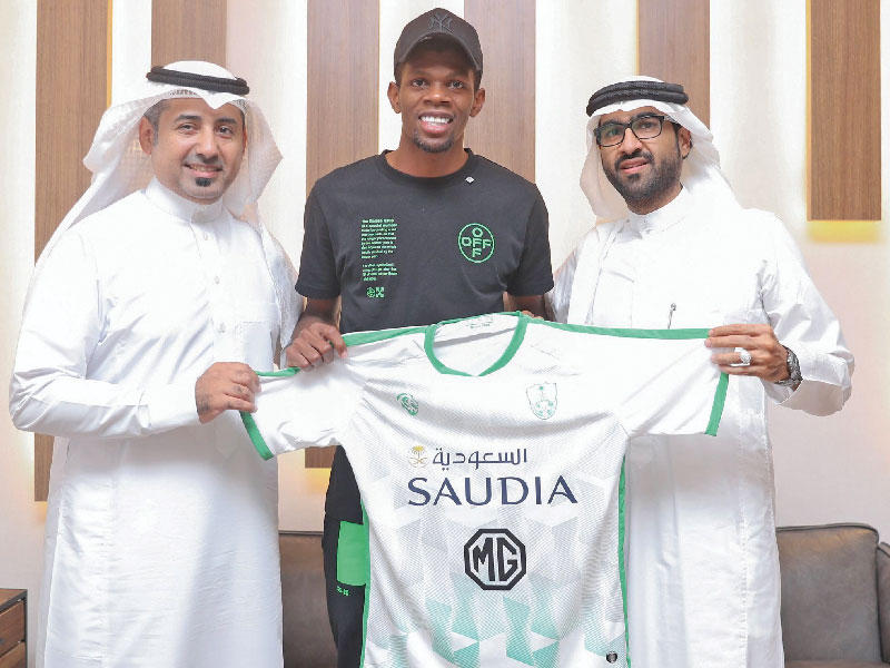 اليامي يرفع قميص الأهلي