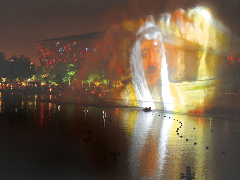 صورة الأمير خلال عرض الشاشة المائية بالمركز الثقافي (تصوير عوض التعمري)