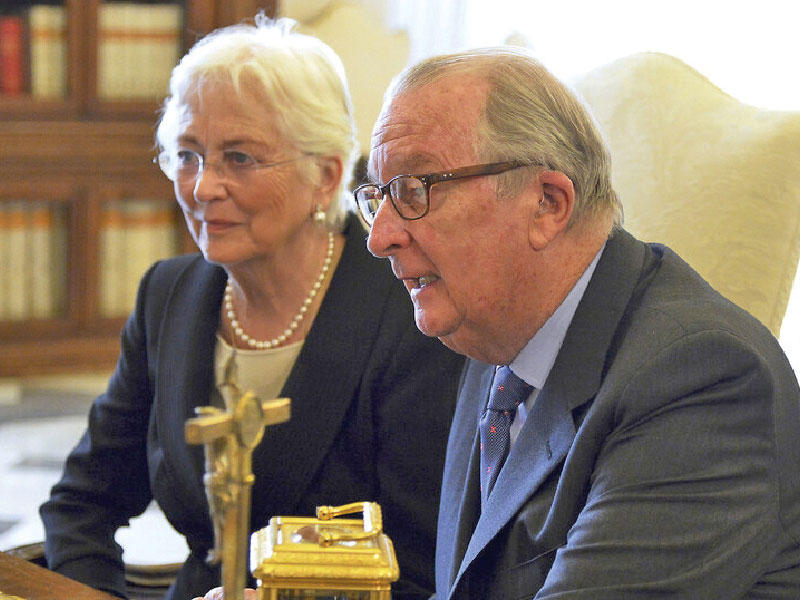 ملك بلجيكايعترف بأبوته لفتاة تدعى دولفين بويل