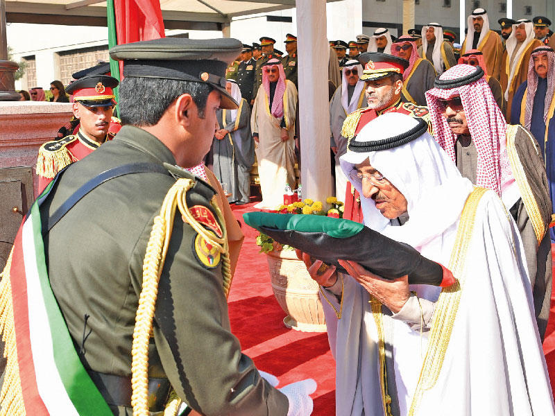 الأمير يرفع العلم احتفاءً بالأعياد الوطنية