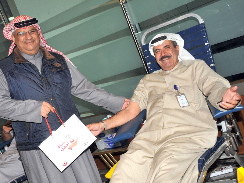  نائب الرئيس التنفيذي للخدمات المساندة في شركة وفـرة العقاريـة محمد الحميضي ومدير العلاقات العامة بالشركة إبراهيم الربيعان خلال حملة  للتبرع بالدم التي تنظمها شركة وفـرة العقاريـة