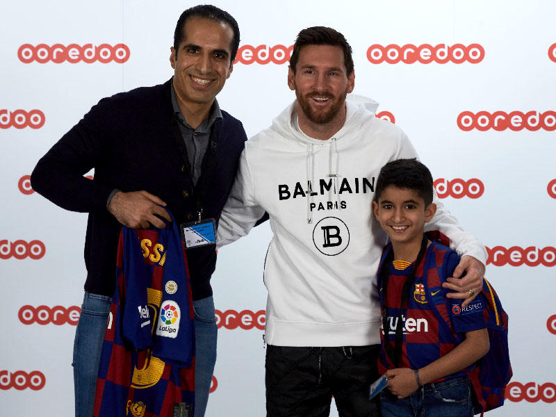 الفائز بفرصة السفر إلى برشلونة لمقابلة نجمه المفضل ليونيل ميسي, جاسم الموسى ووالده