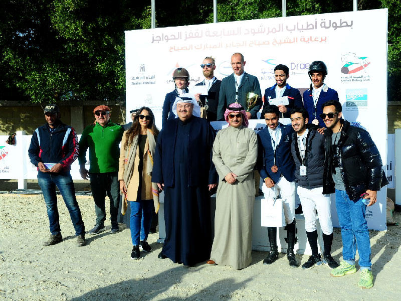 ممثل الخطوط الجوية الكويتية في صورة جماعية مع الفائزين