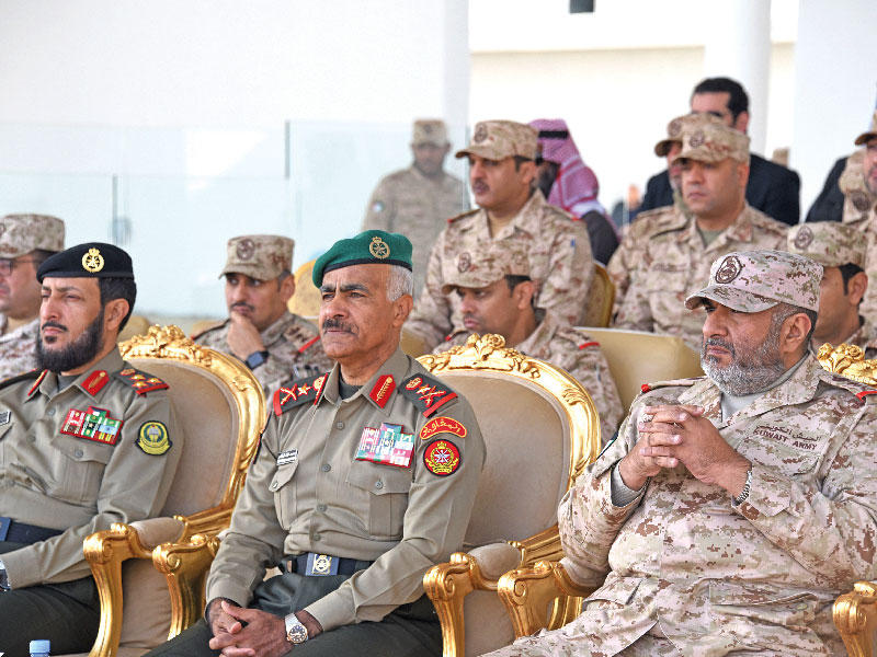 رئيس الأركان ونائبه خلال تفقد استعدادات حفل التخرج