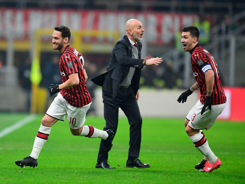 فرحة لاعبي ميلان بالهدف الثاني في مرمى تورينو