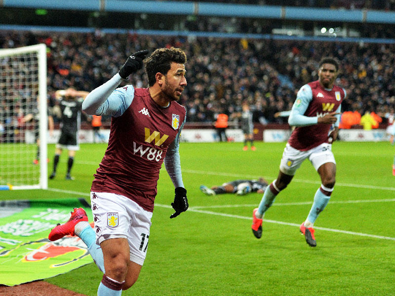 تريزيغيه نجم أستون فيلا يحتفل بهدفه