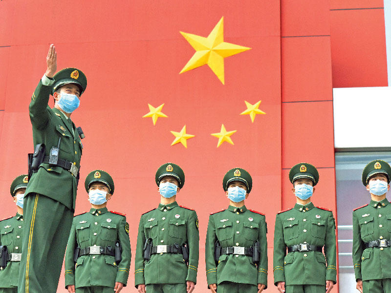 جنود صينيون في منطقة حدودية مع هونغ كونغt(أي بي أيه)