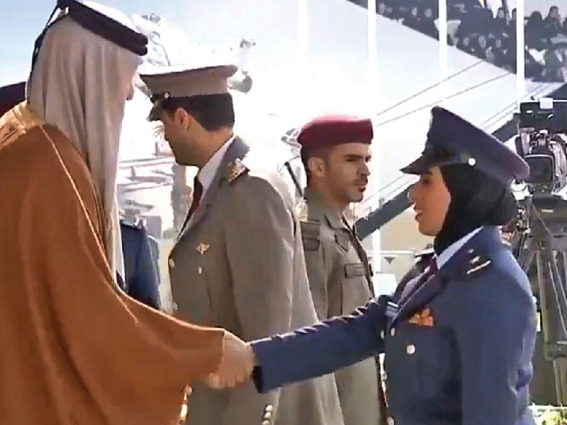 صورة مأخوذة من فيديو للشيخ تميم بن حمد خلال تخريجه للمقاتلة القطرية