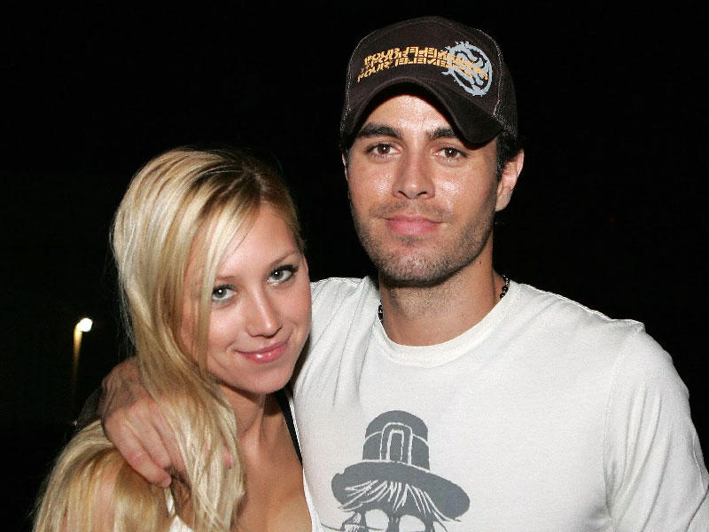 المغني إنريكي أغلاسيس مع صديقته لاعبة التنس آنا كورنيكوفا