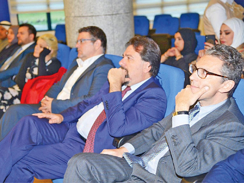  السفير متوسطاً الحضور