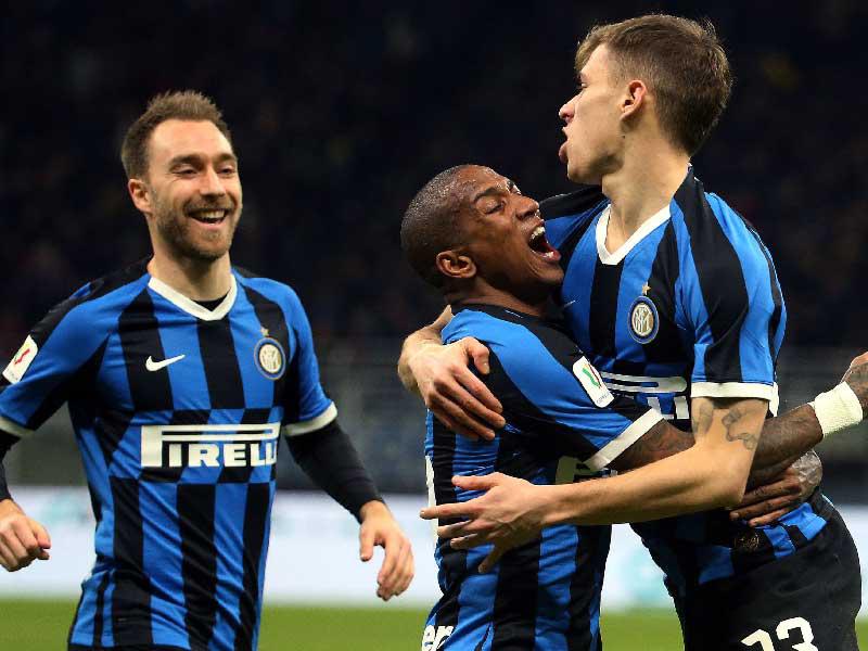 فرحة لاعبي انتر ميلان بعد إحراز الهدف الثاني