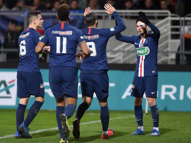 لاعبو باريس سان جيرمان يحتفلون بالهدف