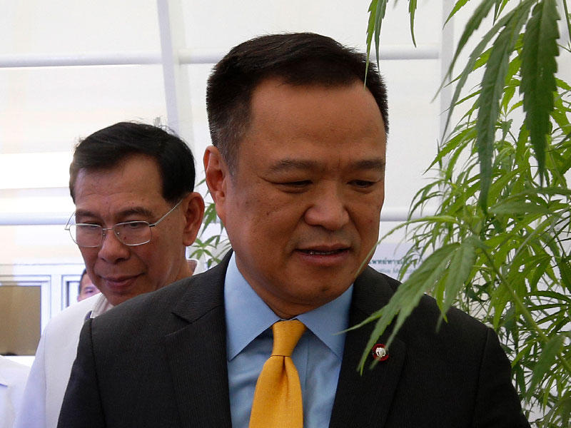  وزير الصحة التايلندي انوتين شارنفيراكول