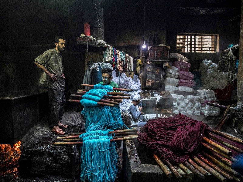 مصريان يعملان في الصباغة بالقاهرة (أ ف ب)