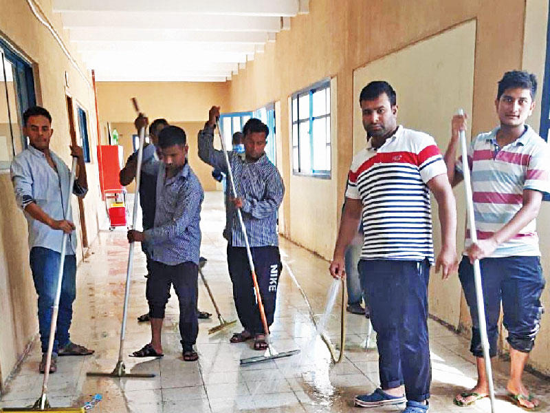 تنظيف المدارس استعداداً لاستئناف الدراسة