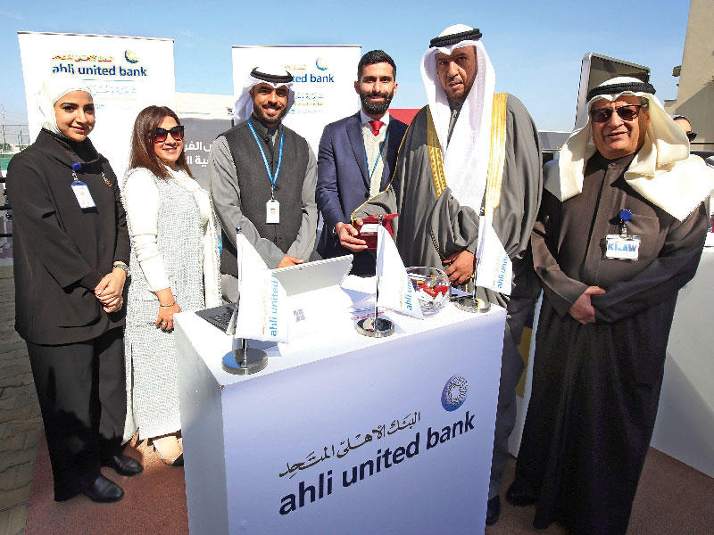  د. فهد  العفاسي في جناح «المتحد» بالمعرض الوظيفي