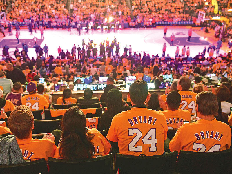 جماهير ليكرز ترتدي قميص الراحل براينت