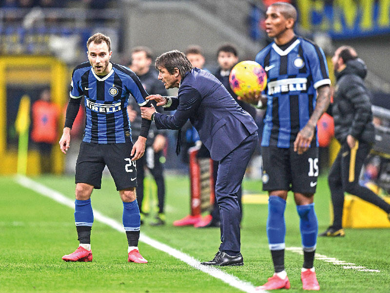 مدرب إنتر ميلان انتونيو كونتي يوجه الوافد الجديد صانع الألعاب الدنماركي كريستيان اريكسن في مباراة الكأس 