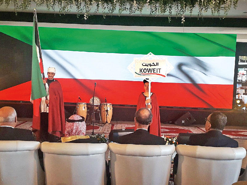 رفع العلم الكويتي خلال حفل افتتاح منافسات البطولة العربية لرماية أسلحة الخرطوش  في ضواحي العاصمة المغربية الرباط