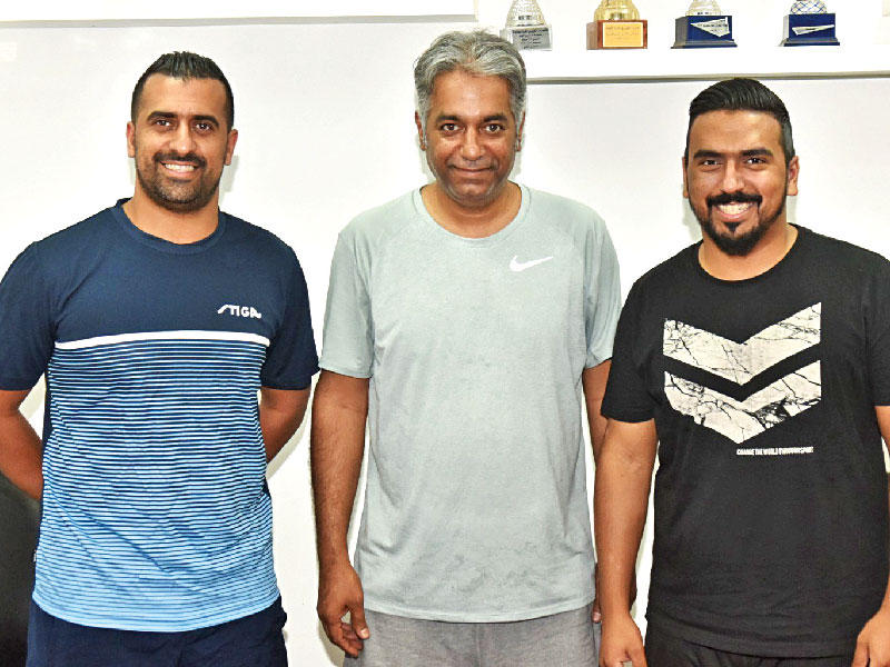 المدير الفني لمنتخب الكويت لكرة الطاولة صبري جمعان يتوسط اللاعبين إبراهيم وسالم الحسن