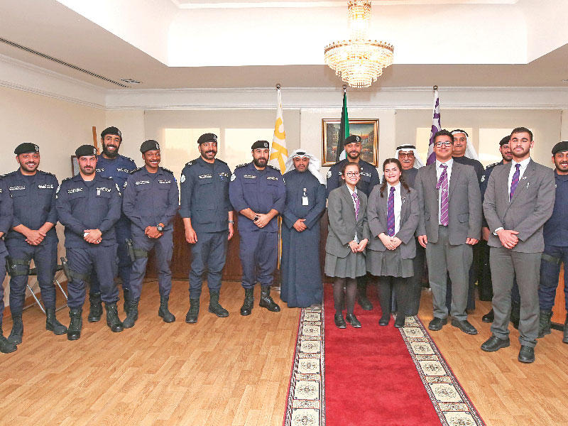 صورة  تجمع المكرمين بإدارة المدرسة