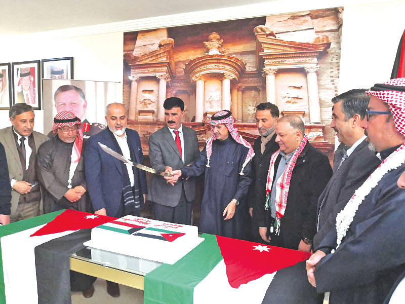 السفير الأردني لدى الكويت صقر أبوشتال خلال احتفال الجالية الأردنية بالذكرى الــ 58 لعيد ميلاد الملك عبدالله بن الحسين في ديوانية السفارة،