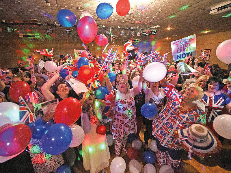 مؤيدون لـ«بريكست» يحتفلون بانفصال بريطانيا عن الاتحاد الأوروبي في وارينغتون مساء أمس الأول       (أ ف ب)