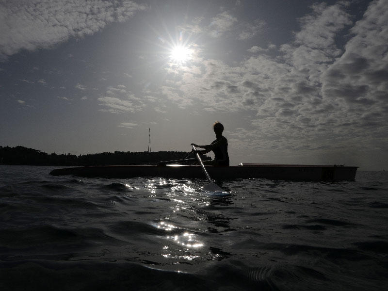 صماء تعبر الأطلسي تجديفاً