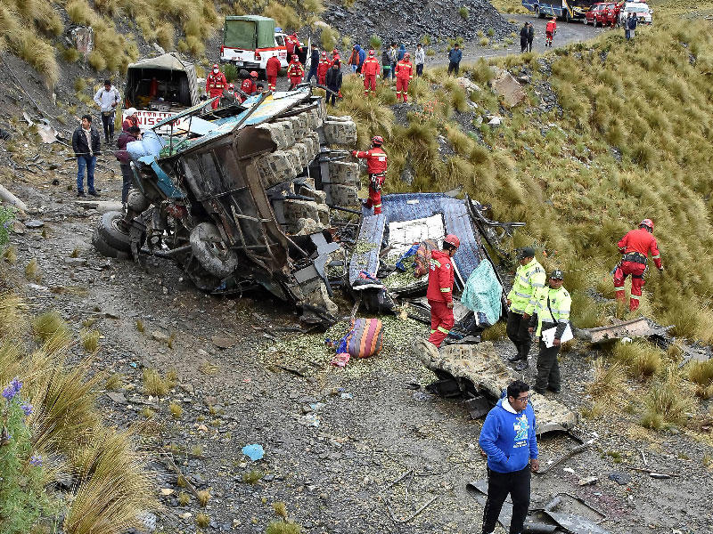 آثار سقوط الحافلة من ارتفاع يبلغ 60 متراً في وادٍ عميق شمال شرقي مدينة لاباز في بوليفيا