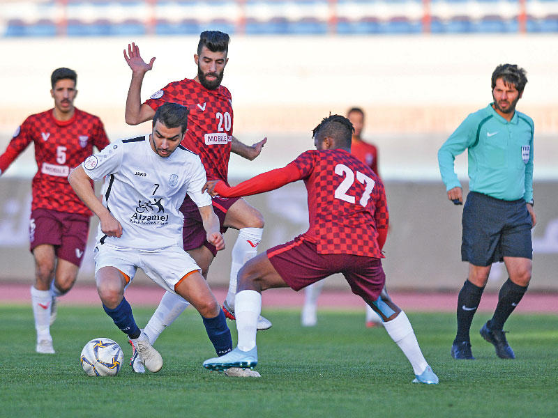صراع على الكرة في مباراة النصر واليرموك (تصوير نوفل إبراهيم)