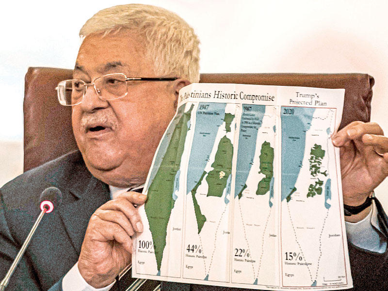 عباس يعرض في اجتماع وزراء الخارجية العرب بالقاهرة أمس، خريطة تظهر تراجع حدود فلسطين تاريخيا منذ 1948 حتى خطة ترامب (أ ف ب)  