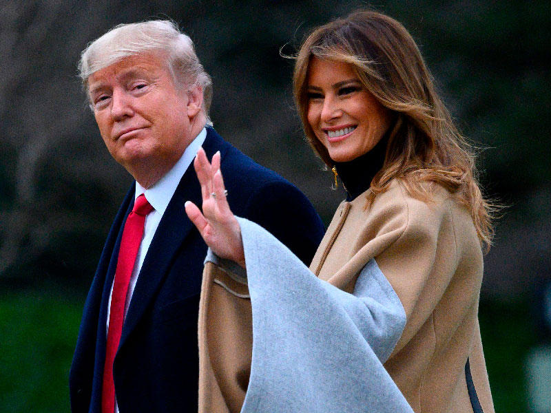 الرئيس الأمريكي دونالد ترامب والسيدة الأولى ميلانيا ترامب قبل مغادرتهما للبيت الأبيض في واشنطن العاصمة