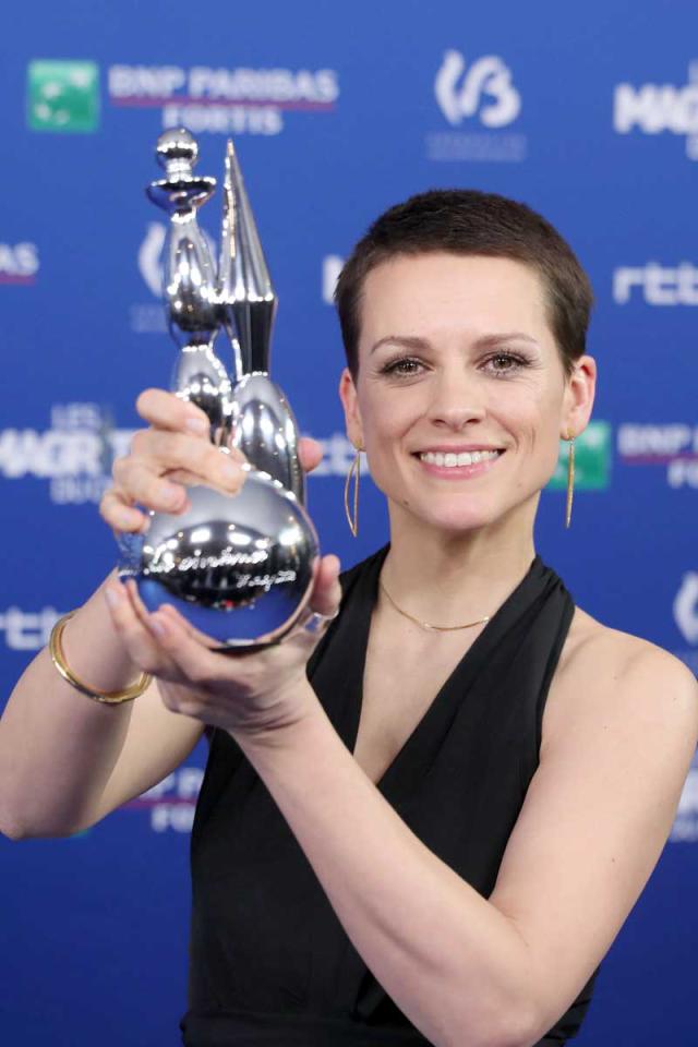 الفنانة فيرلي باتنز تحمل جائزتها 