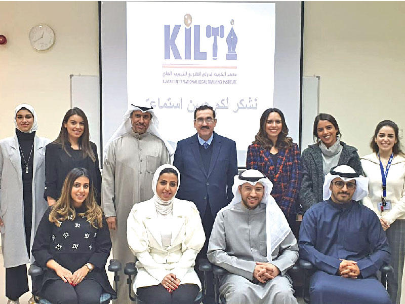 أستاذ القانون العام في كلية القانون الكويتية العالمية (KiLAW)  د. يسري العصا متوسطةً المشاركين في دورة تدريبية تحت عنوان الأسس القانونية لإعداد العقود – المذكرات والقرارات