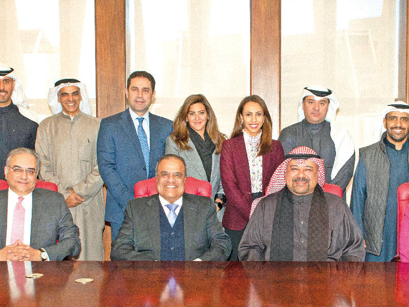 الإدارة التنفيذية في «الخليج» مع د. خالد مهدي