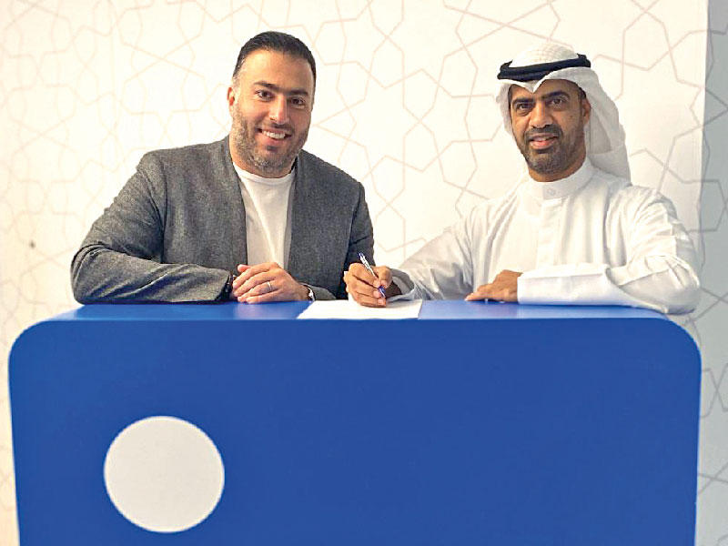 عبدالله السيف من «بيتك» ومالك عسيران ممثل «لينكدإن» أثناء توقيع الاتفاقية