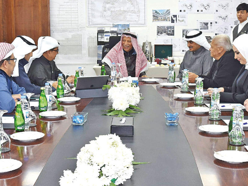 مدير البلدية خلال زيارته للمشروع بالعاصمة