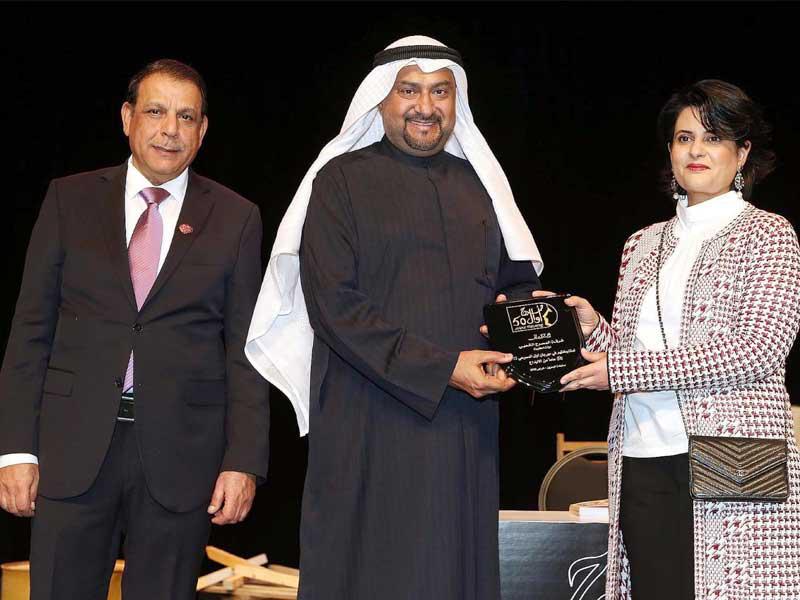 رئيس مجلس إدارة فرقة المسرح الشعبي الدكتور نبيل الفيلكاوي متوسطاً الشيخة هلا بنت محمد و أنور أحمد 