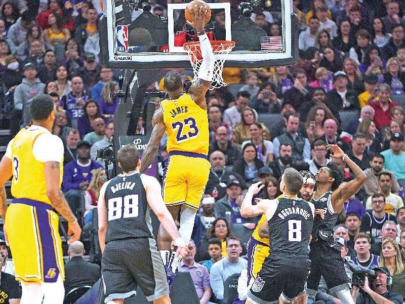 جيمس نجم ليكرز يسجل في سلة ساكرامنتو كينغز