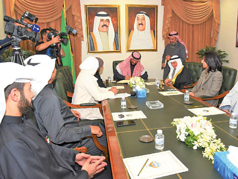  محافظ العاصمة الشيخ طلال الخالد ومختار ضاحية عبدالله السالم فيصل الوقيان ومسؤولو وزارة الصحة خلال تسجيل ضاحية عبدالله السالم على شبكة المدن الصحية