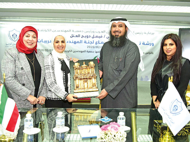 رئيسة لجنة المهندسات العربيات في الاتحاد، حنان عواد تكرِّم رئيس جمعية المهندسين ورئيس اتحاد المهندسين العرب، فيصل العتل باسم المهندسات العربيات 