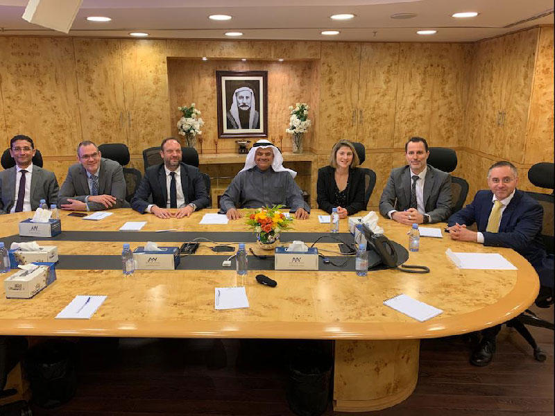  رئيس مجلس الإدارة الرئيس التنفيذي للشركة، فيصل المطوع والجانب الفرنسي خلال توقيع مذكرة التفاهم