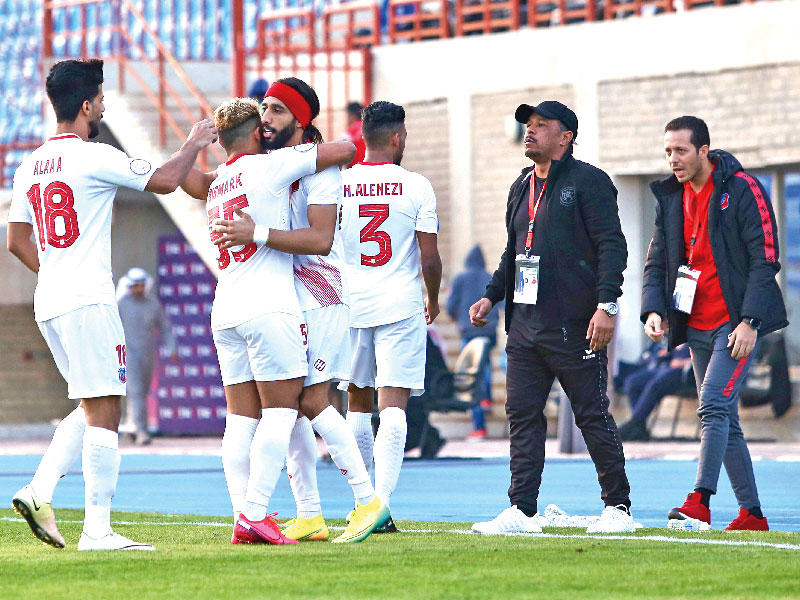 لاعبو الكويت يحتفلون مع مدربهم... وفي الإطار جانب من فرحة القادسية بهدف السبق