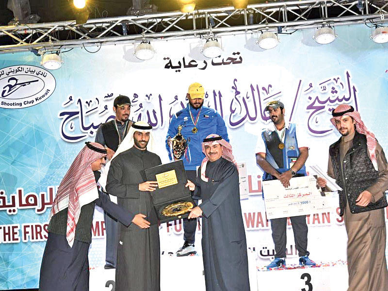 الجابر يكرم العبدالله خلال تتويج الفائزين