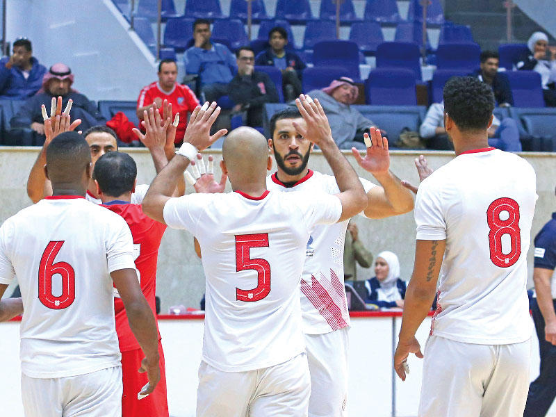 لاعبو الكويت يحتفلون مع مدربهمn